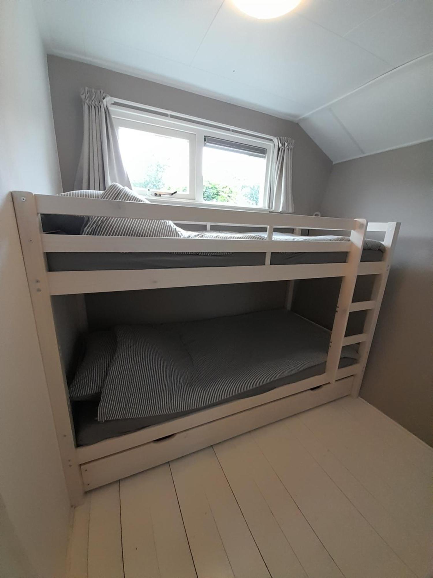 Beautiful 6-person With Finnish Wood-fired Sauna * Tzummarum